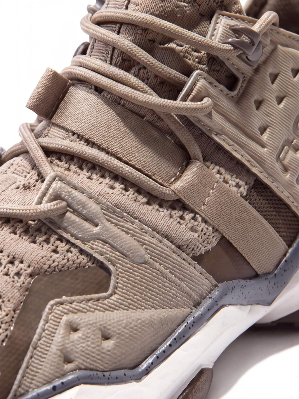 Geometric Training Shoes with Angular Support Cage