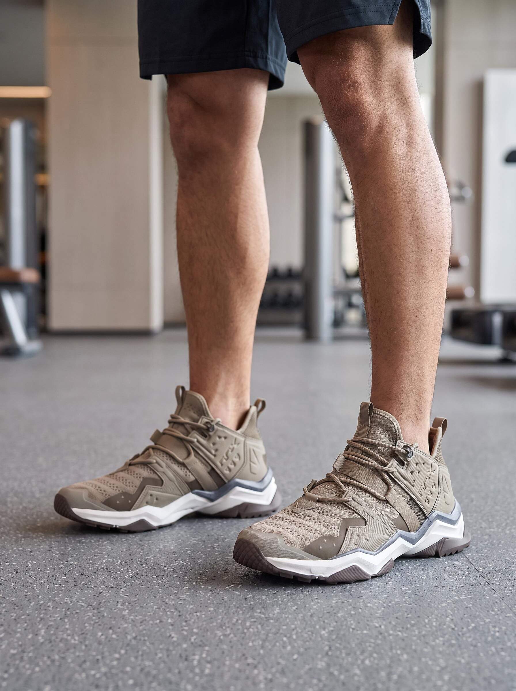 Geometric Training Shoes with Angular Support Cage