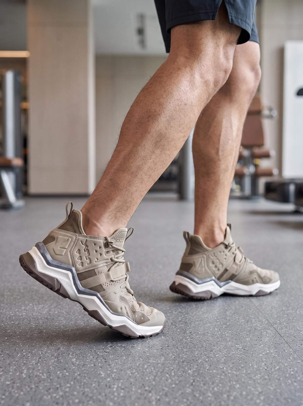 Geometric Training Shoes with Angular Support Cage