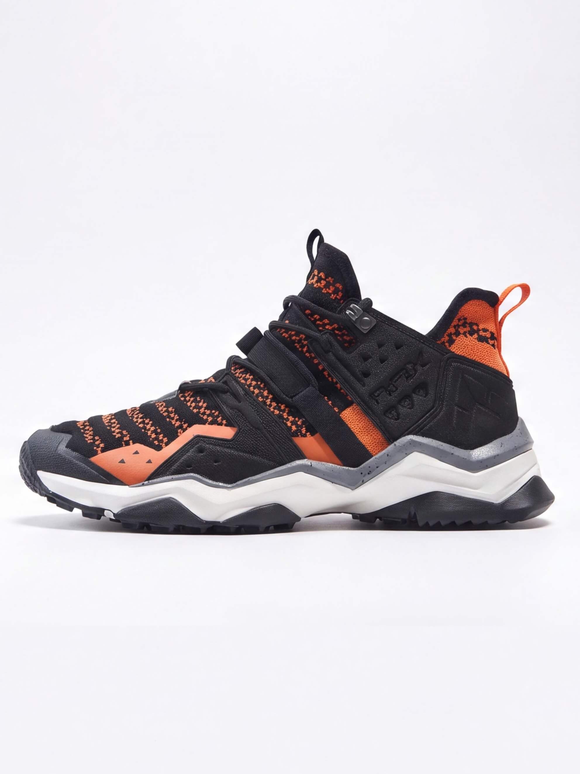 Geometric Training Shoes with Angular Support Cage