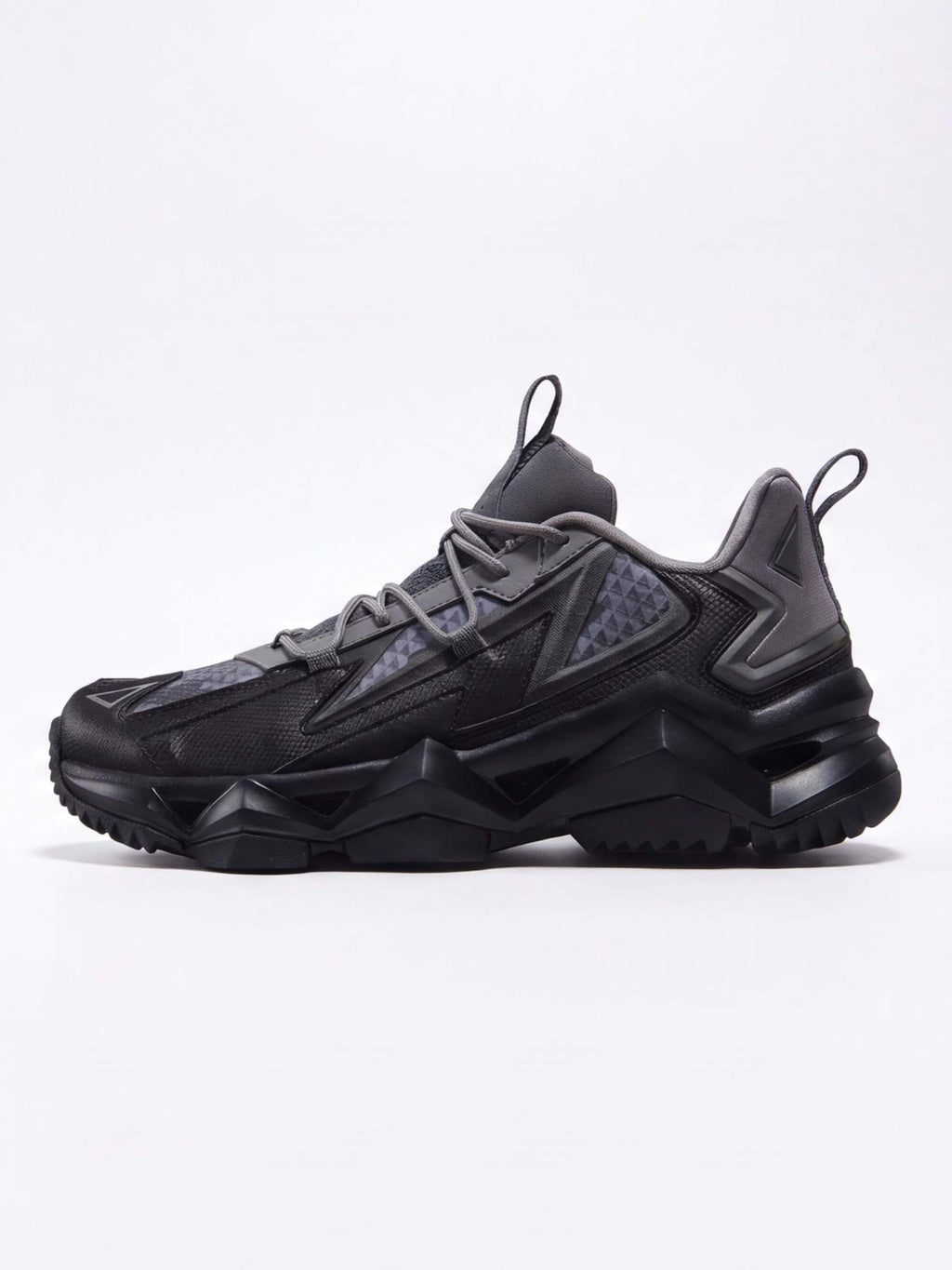 Geometric Training Shoes with Angular Support Cage