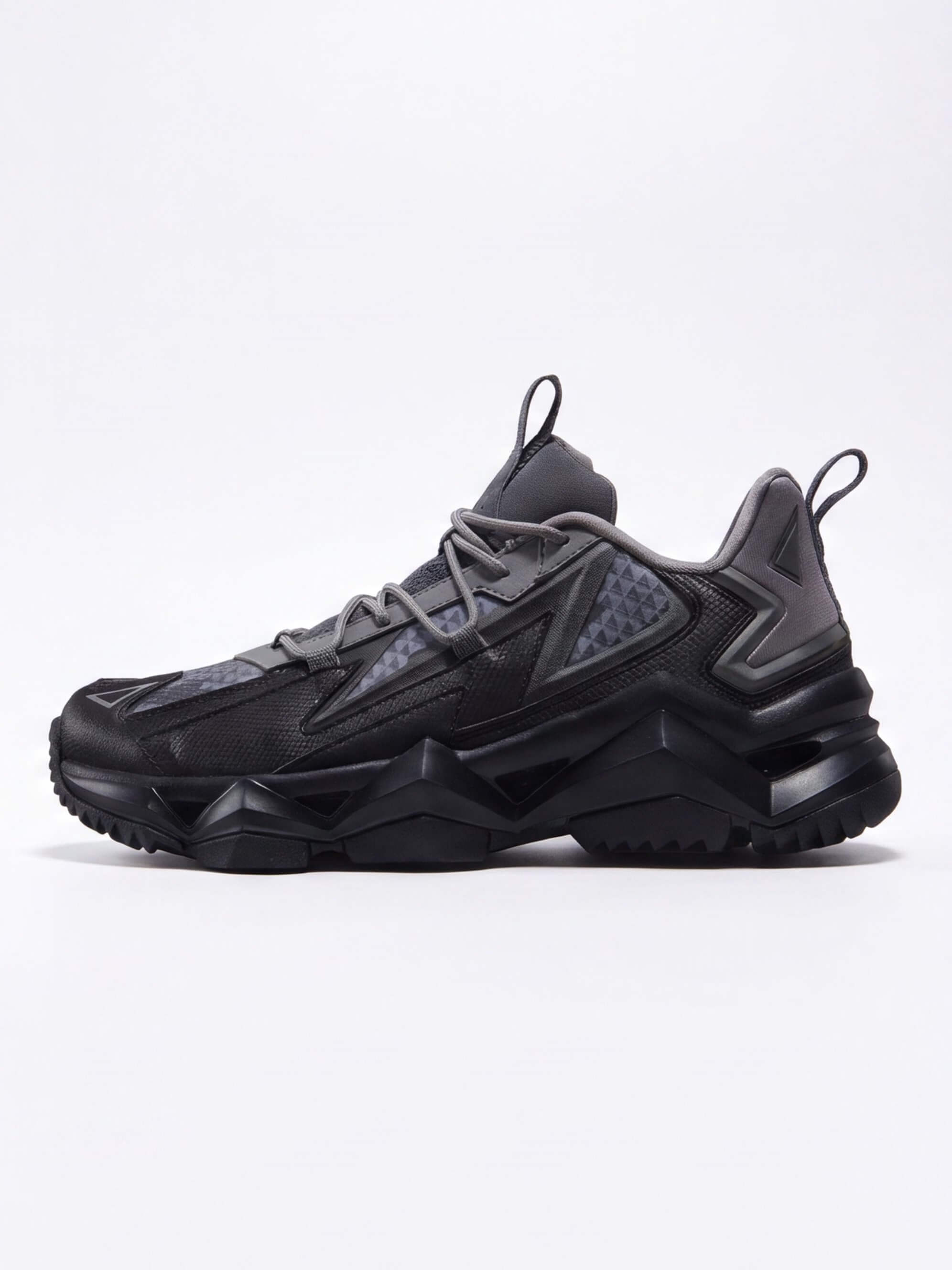 Geometric Training Shoes with Angular Support Cage